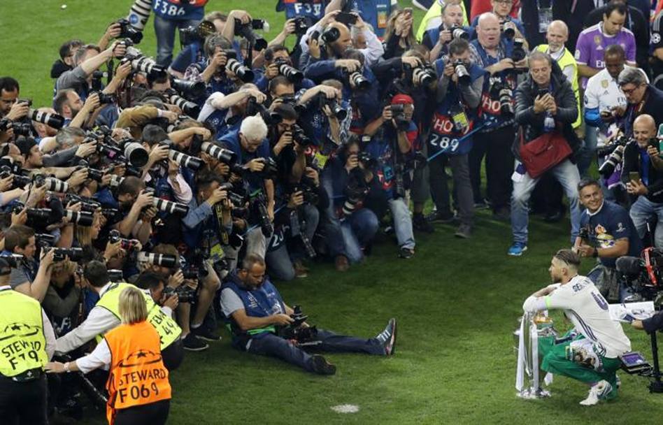 Capitan Sergio Ramos, in posa con la coppa. LaPresse